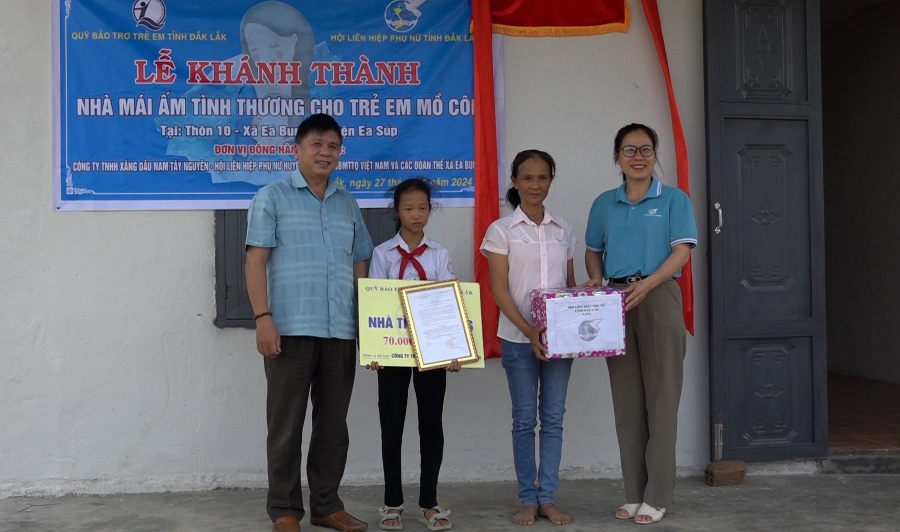 đai diên hội lhpn tỉnh, quỹ bảo trợ trẻ em tỉnh trao hô trợ cho gd cháu liên